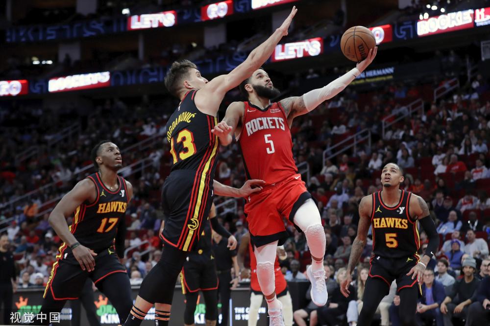 表现领先于 表现领先于