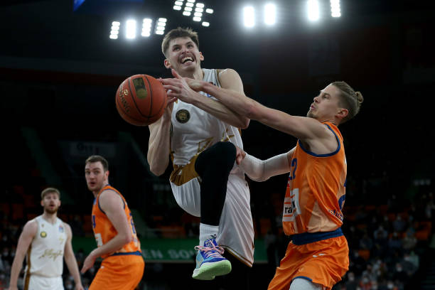 验年轻球员 验年轻球员